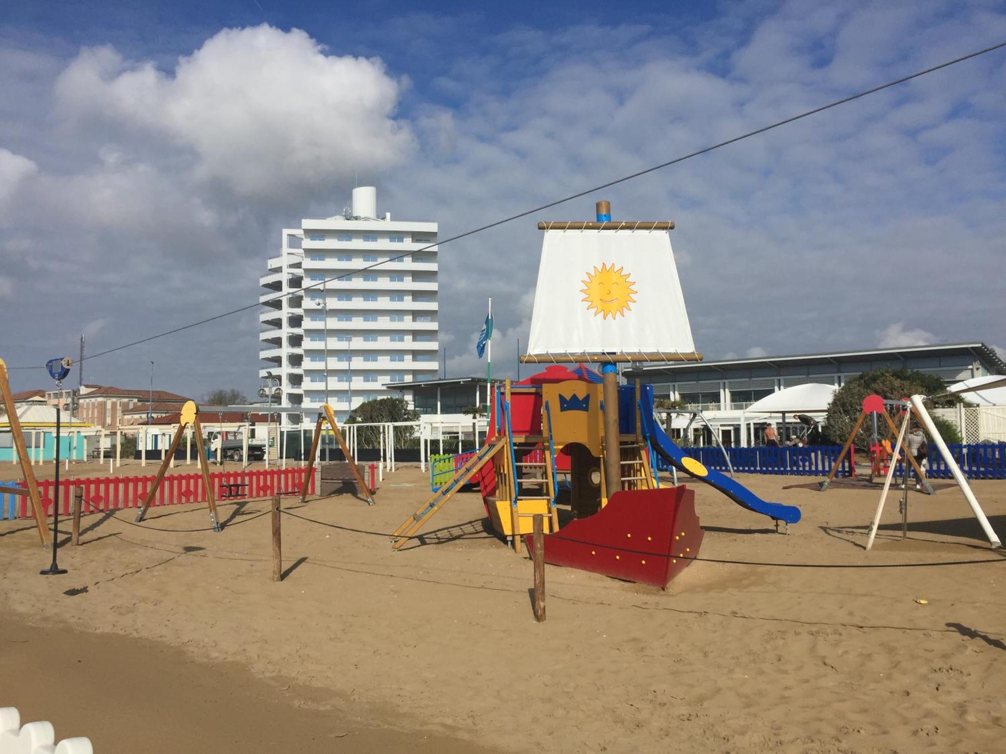 Beach Palace With Small Swimming Pool, Private Beach, Parking Lido di Jesolo Esterno foto